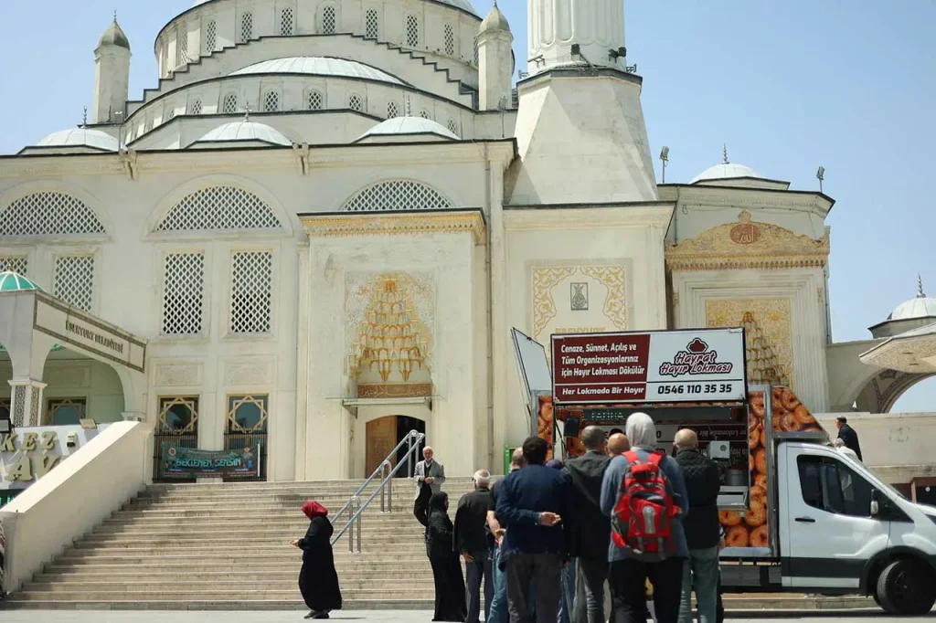 Namaz Çıkışı Cami Önünde, Cuma Namazı Günü Hayır Lokması Dağıtımı