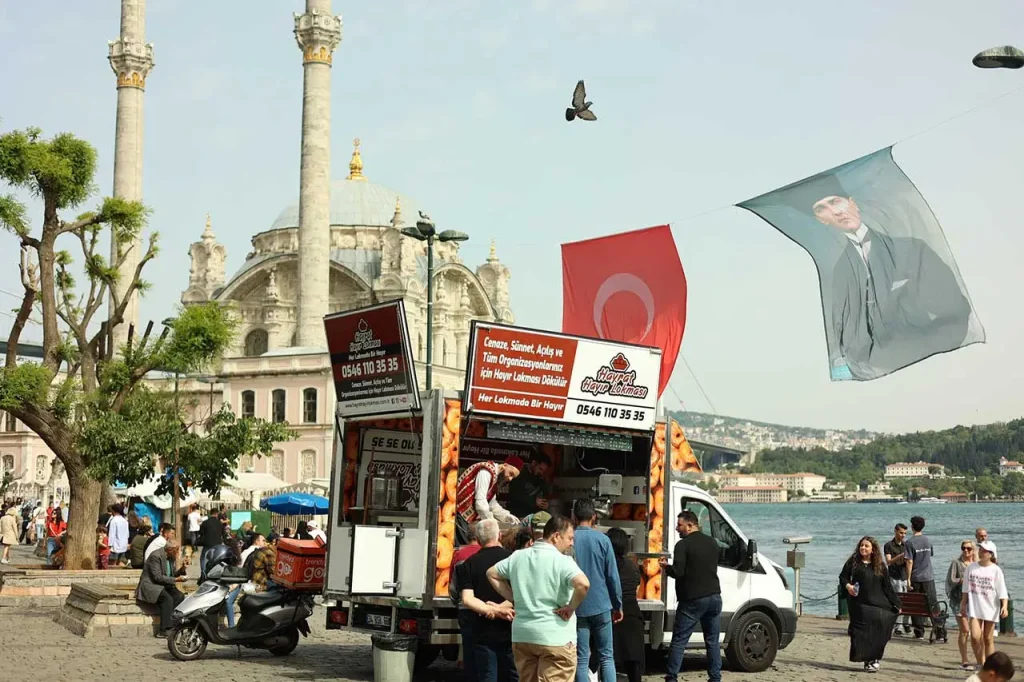Hayır Lokması ve Lokmacı hizmeti ile İstanbul'da Cami önündü lokma döktürme