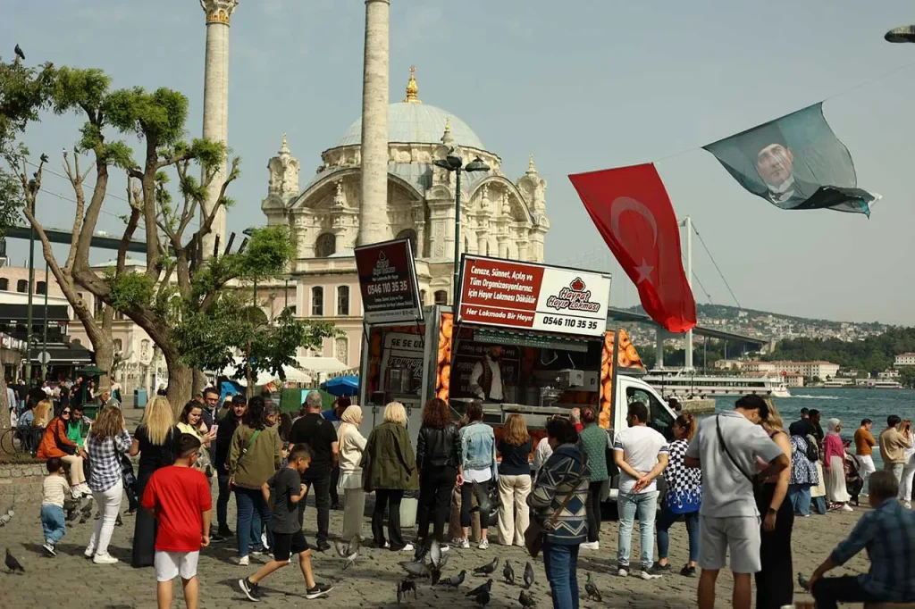 Lokmacı İstanbul olarak hayır lokması döktürme ve dağıtımı profesyonelce gerçekleştiriyoruz.