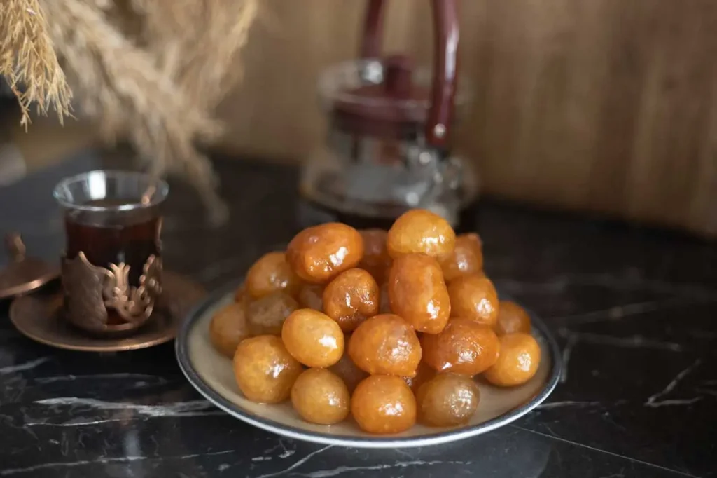 Saray lokması, lokma tatlısı, geleneksel hayır lokması dağıtımı