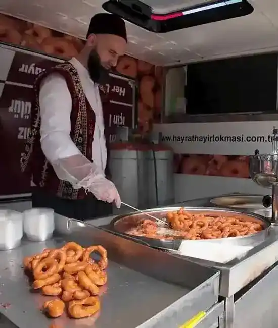 İstanbul lokmacı hizmetimiz hayır lokması için yerinde mobil araçlarla lokma dökümü olanağı sunar.